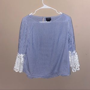 ❤️Liz Claiborne Top with White Lace Sleeves